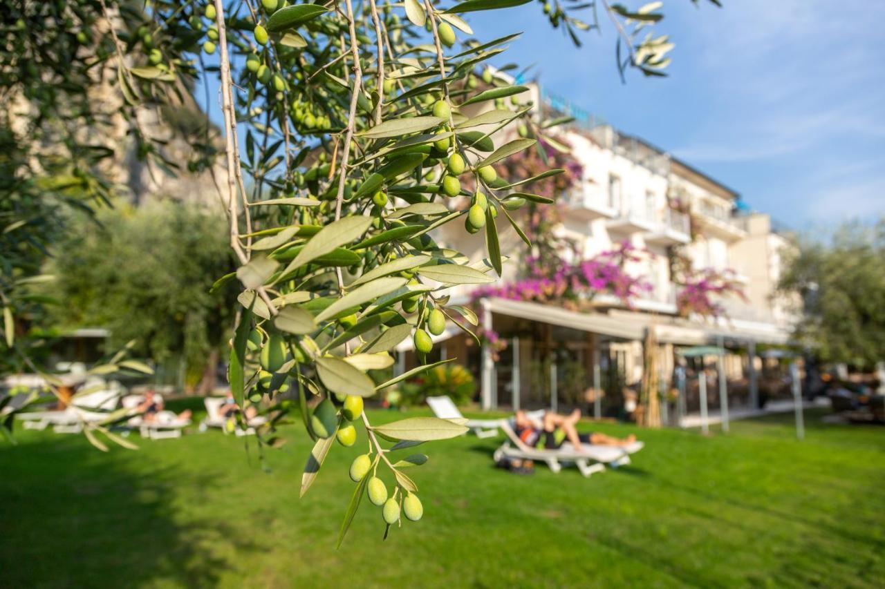 Hotel Baia Azzurra - Lake Front Torbole Sul Garda Eksteriør bilde