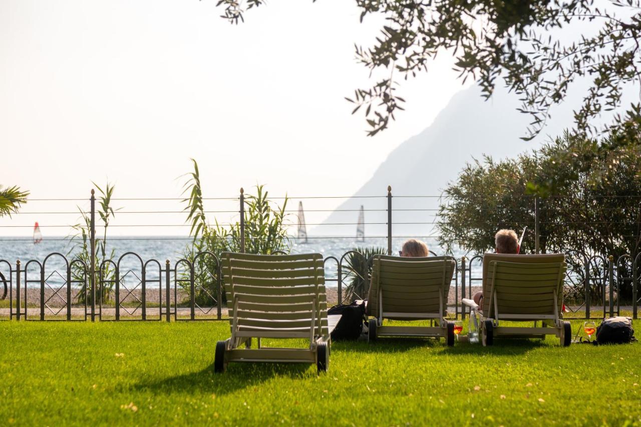 Hotel Baia Azzurra - Lake Front Torbole Sul Garda Eksteriør bilde