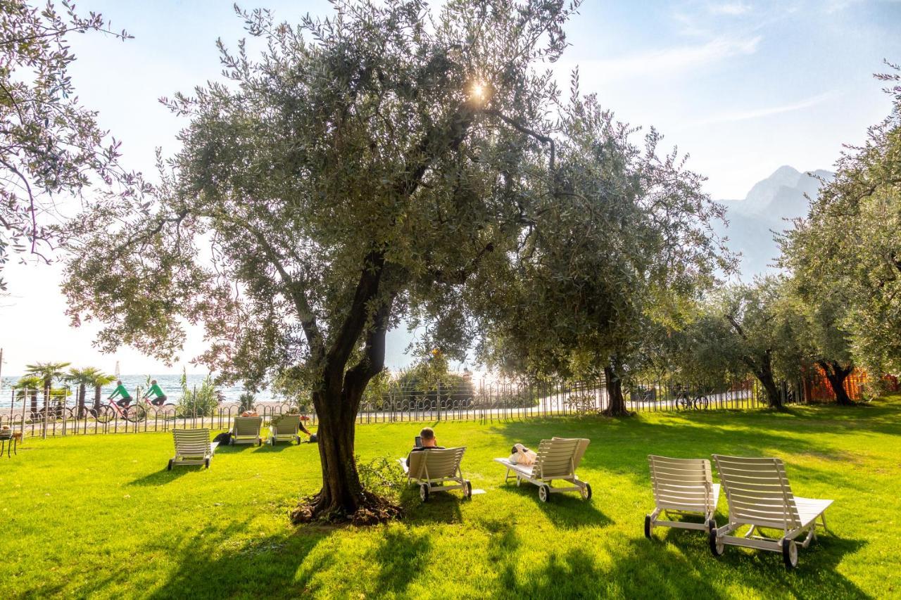 Hotel Baia Azzurra - Lake Front Torbole Sul Garda Eksteriør bilde
