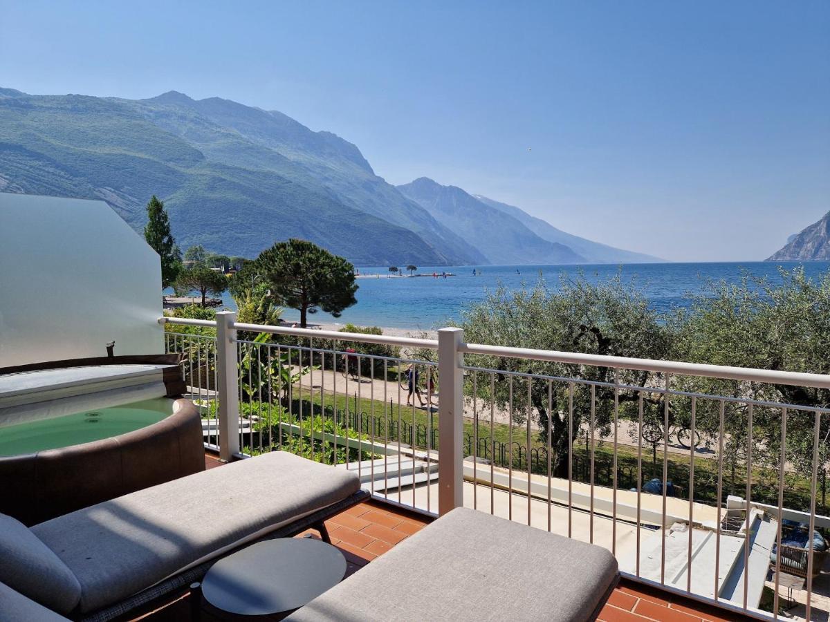Hotel Baia Azzurra - Lake Front Torbole Sul Garda Eksteriør bilde