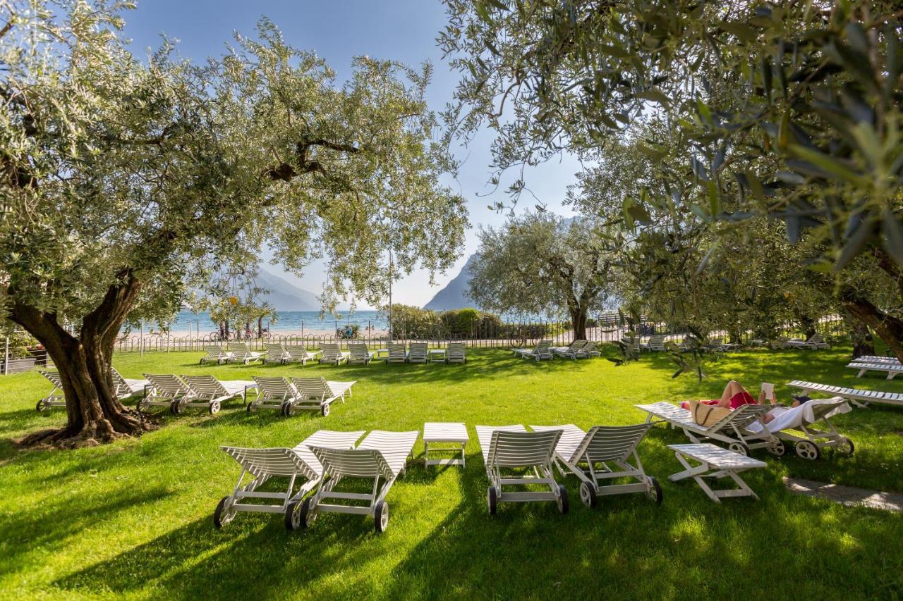Hotel Baia Azzurra - Lake Front Torbole Sul Garda Eksteriør bilde