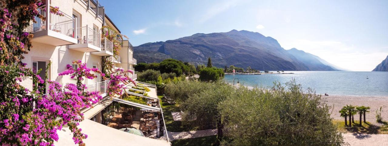 Hotel Baia Azzurra - Lake Front Torbole Sul Garda Eksteriør bilde