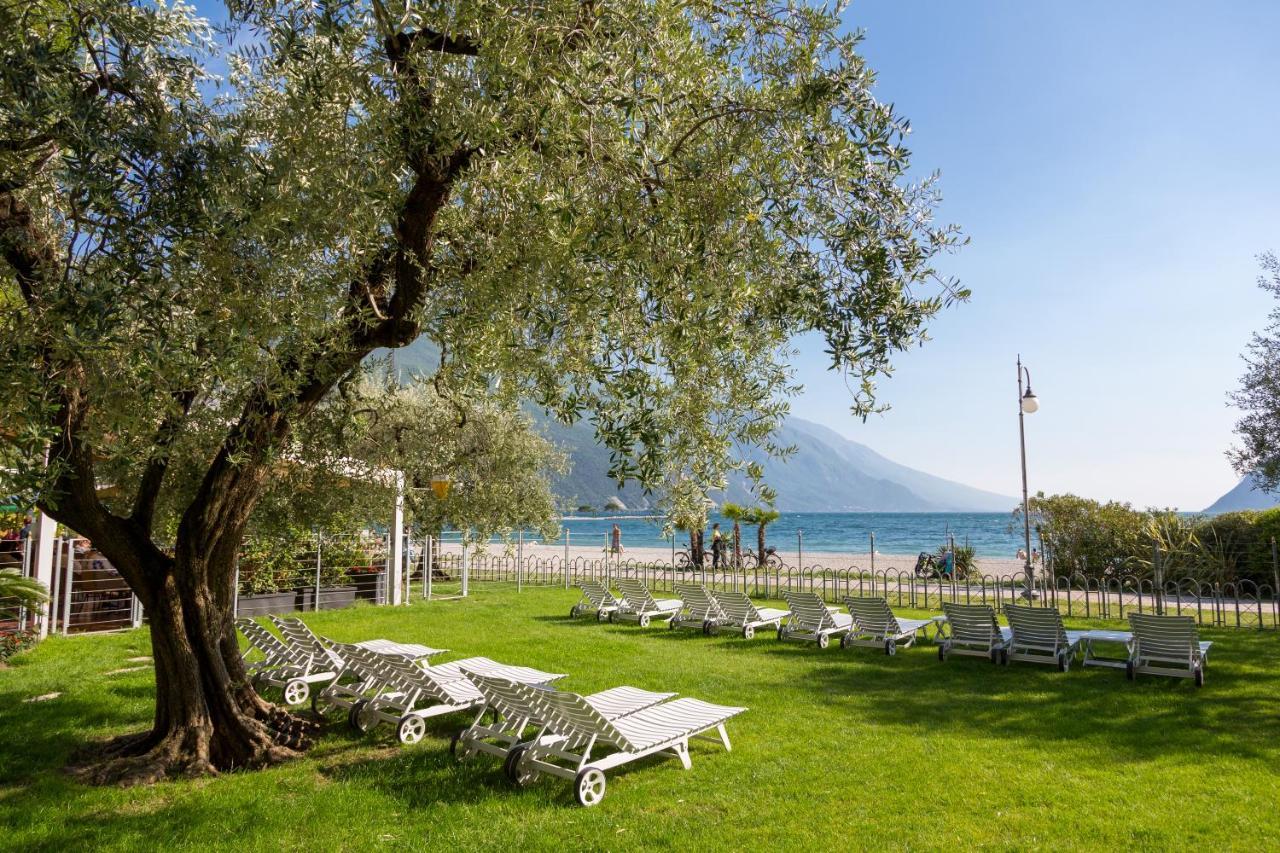 Hotel Baia Azzurra - Lake Front Torbole Sul Garda Eksteriør bilde