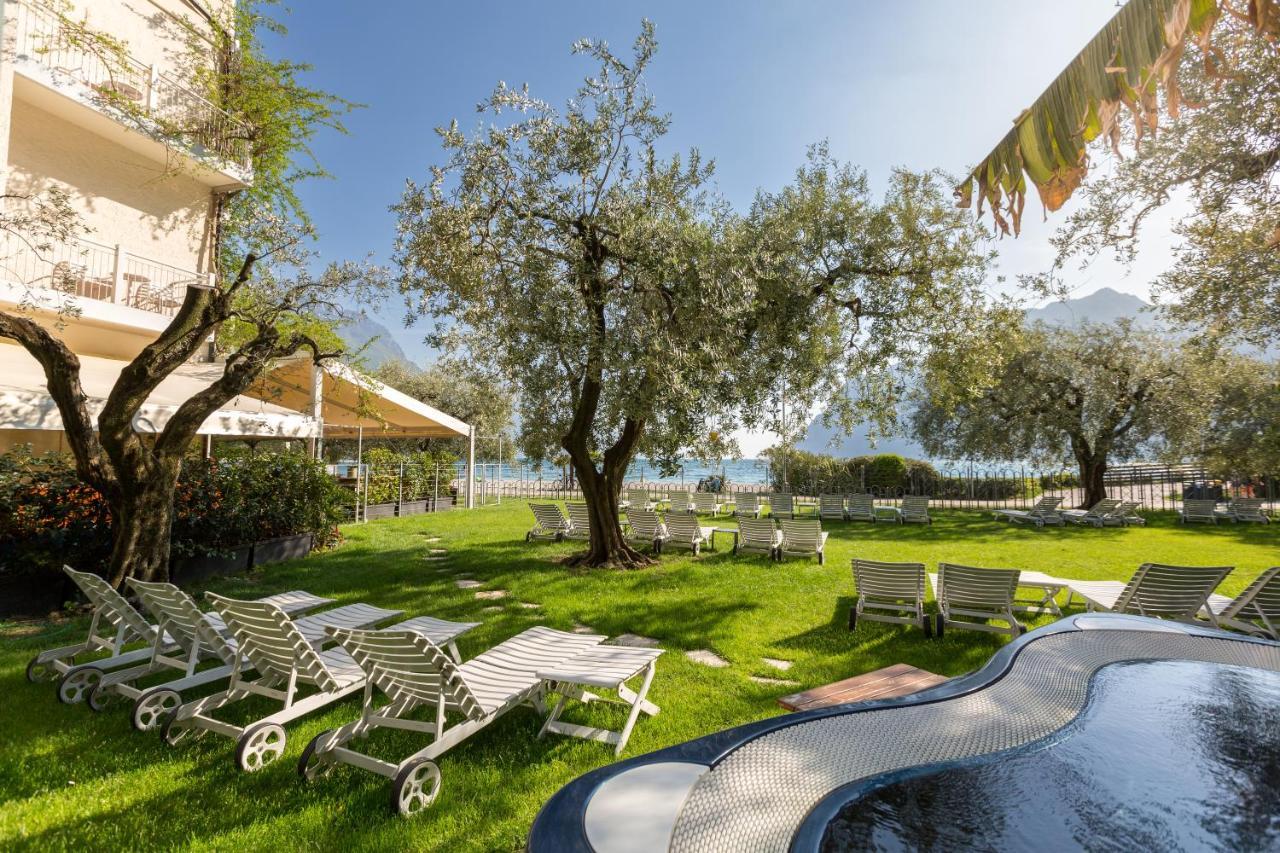 Hotel Baia Azzurra - Lake Front Torbole Sul Garda Eksteriør bilde