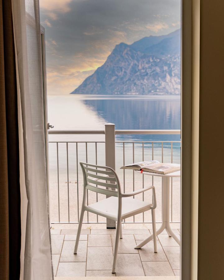 Hotel Baia Azzurra - Lake Front Torbole Sul Garda Eksteriør bilde