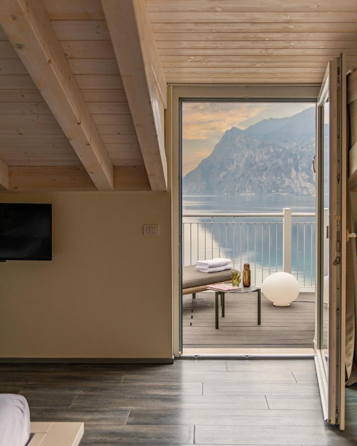 Hotel Baia Azzurra - Lake Front Torbole Sul Garda Eksteriør bilde