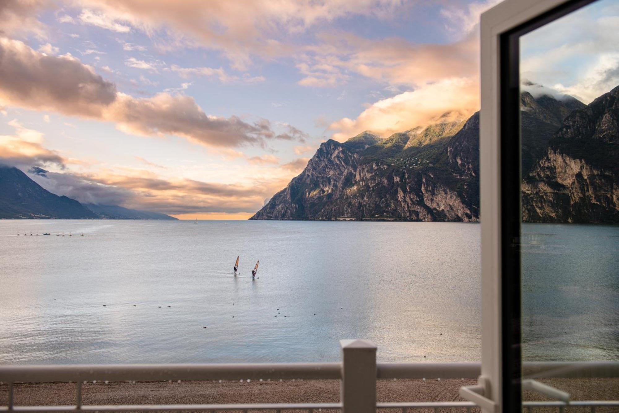 Hotel Baia Azzurra - Lake Front Torbole Sul Garda Eksteriør bilde