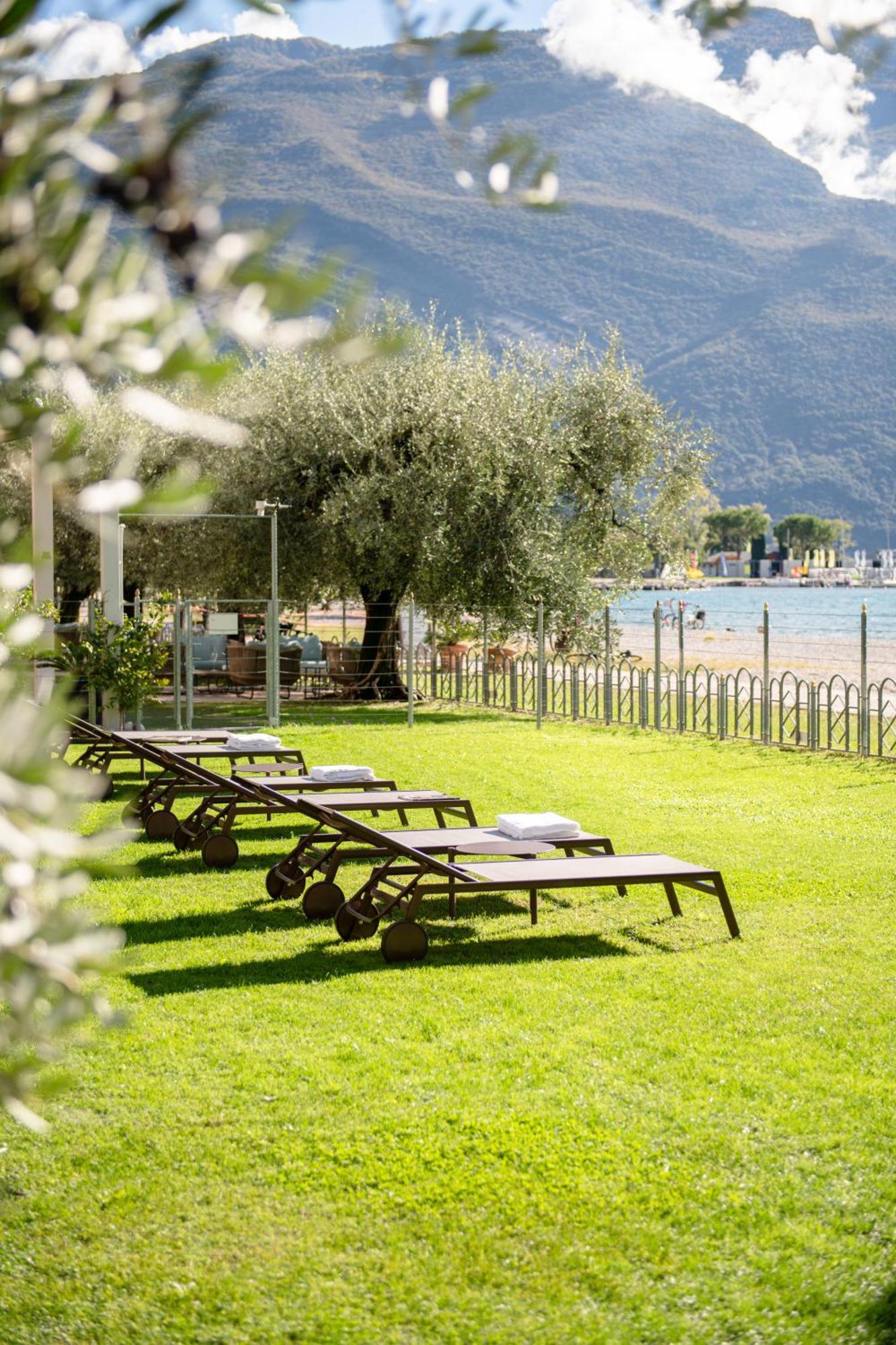 Hotel Baia Azzurra - Lake Front Torbole Sul Garda Eksteriør bilde