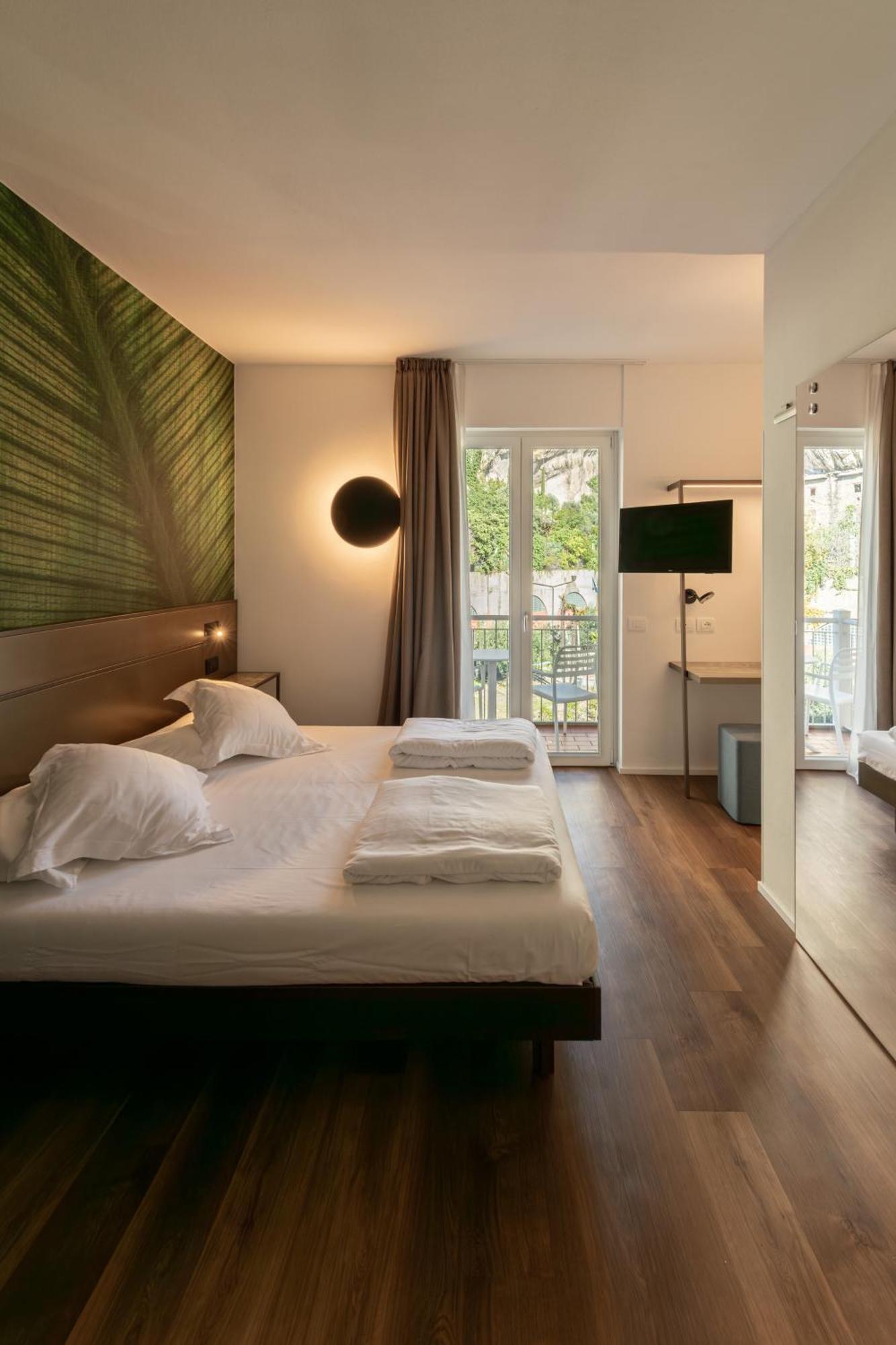 Hotel Baia Azzurra - Lake Front Torbole Sul Garda Eksteriør bilde