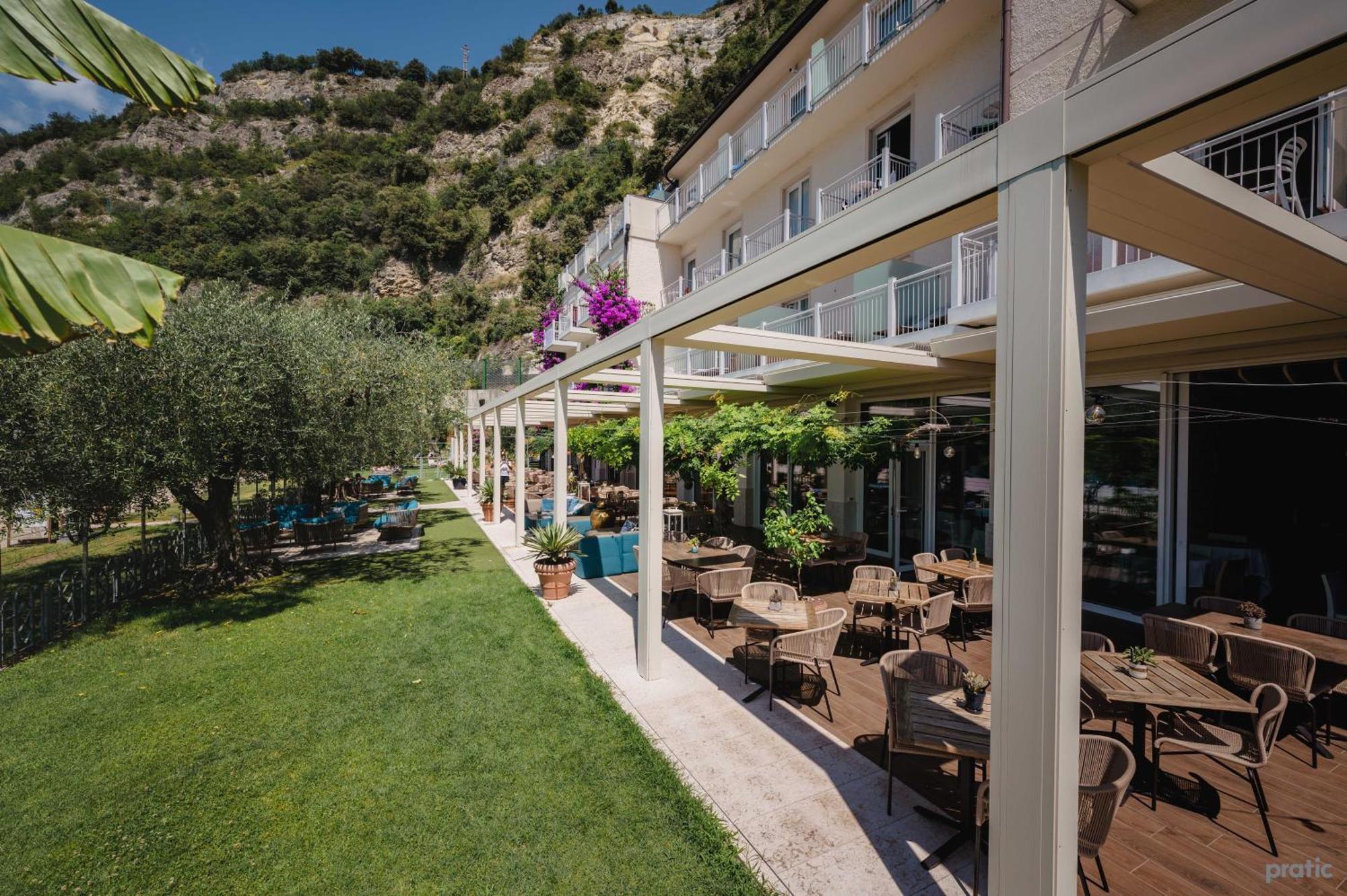 Hotel Baia Azzurra - Lake Front Torbole Sul Garda Eksteriør bilde