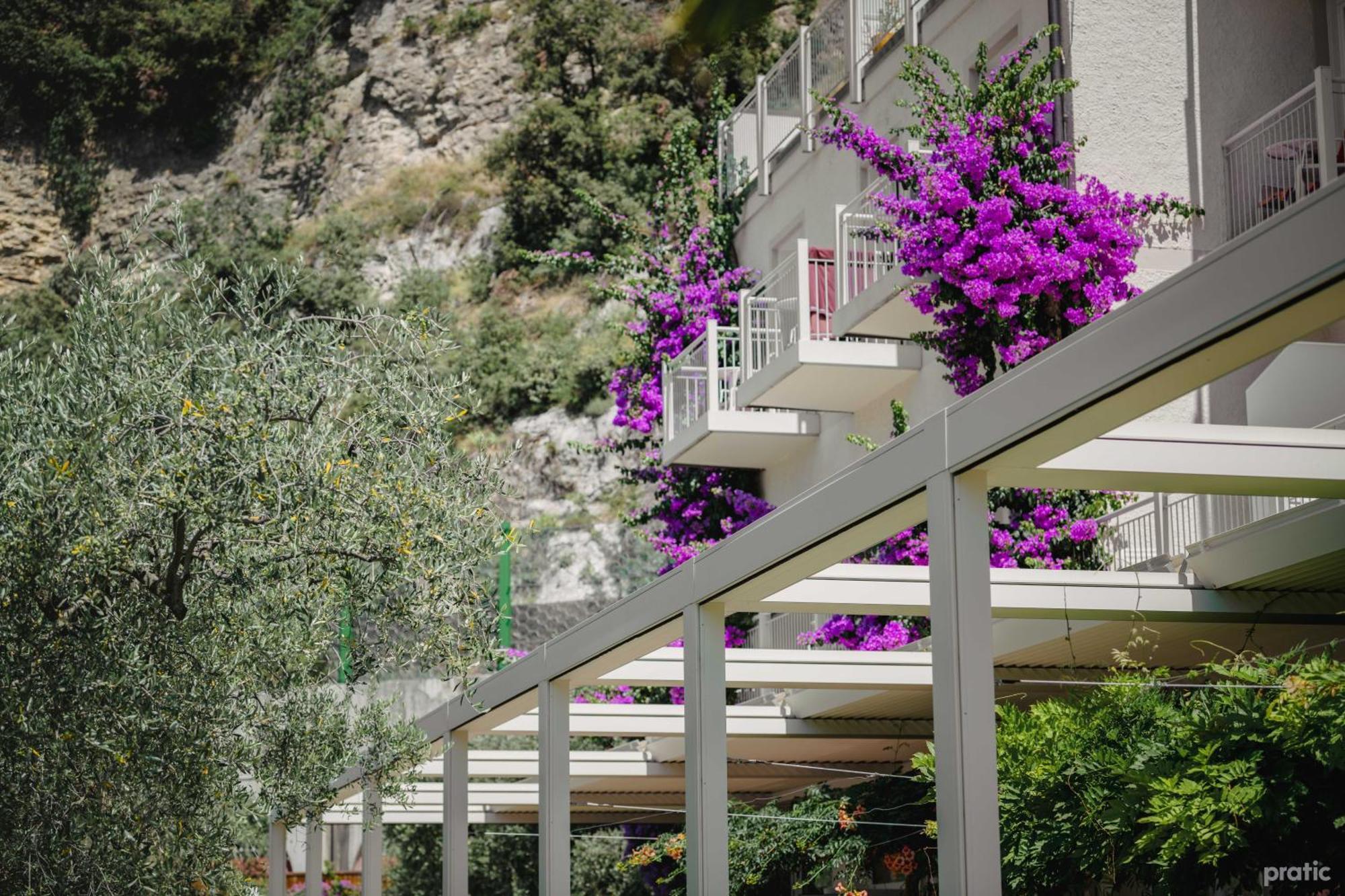 Hotel Baia Azzurra - Lake Front Torbole Sul Garda Eksteriør bilde