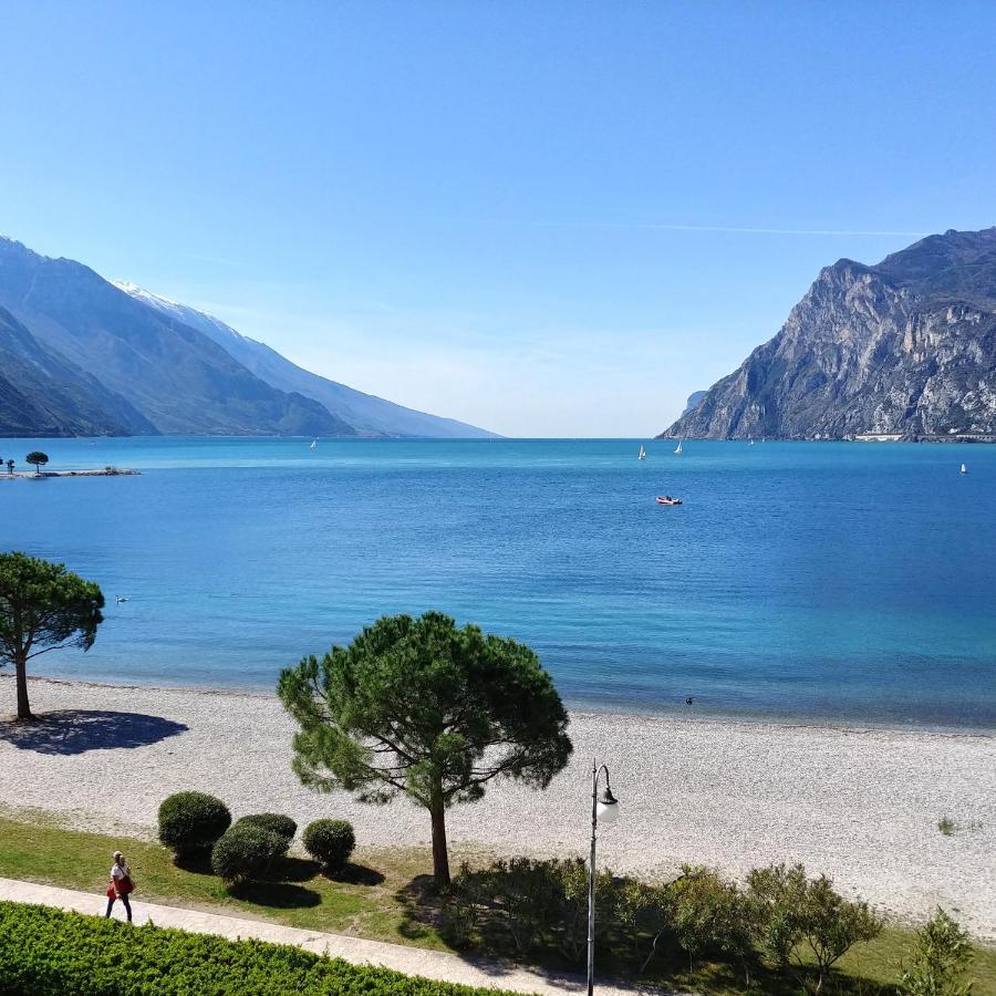 Hotel Baia Azzurra - Lake Front Torbole Sul Garda Eksteriør bilde