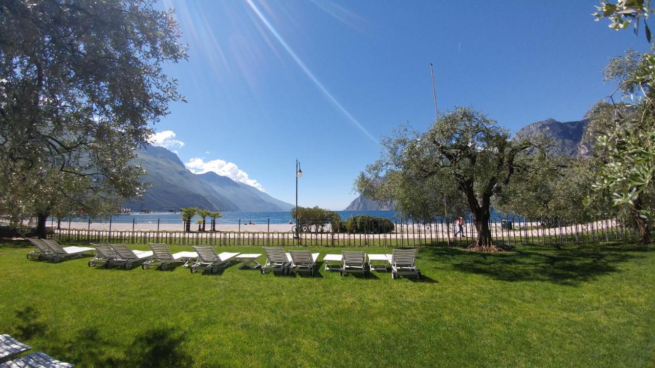 Hotel Baia Azzurra - Lake Front Torbole Sul Garda Eksteriør bilde